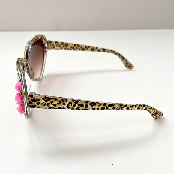 Retro Girls Heart Shape Sunglasses with Leopard Pattern and Roses - Picture 7 of 12